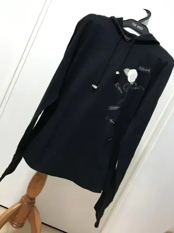 미사용에 가까운 잉게보그 까멜리아 리본 티셔츠 블랙