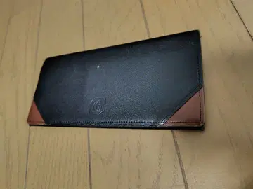 스타일리시한 장지갑 블랙과 브라운