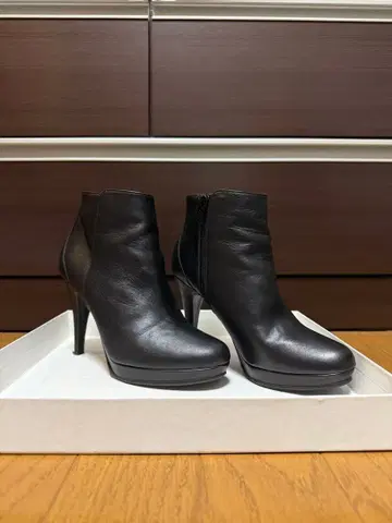 ROSE BUD 블랙 가죽 하이힐 부티 지퍼 22.5cm