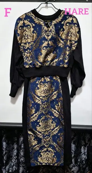 HARE 파랑과 금 장식 긴팔 셋업