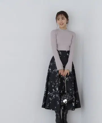 [ 새상품급 ] 프로포션 바디 드레싱*모노톤 플라워 플레어 스커트