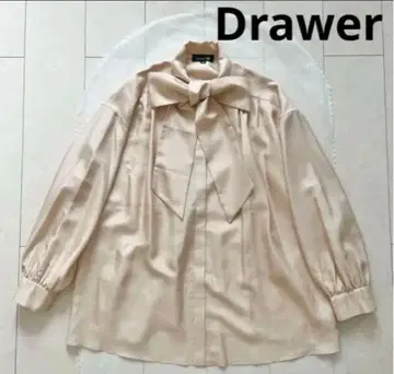 Drawer 베이지 리본 상의 실크 주역 블라우스