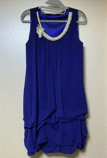 보라색 드레이프 드레스