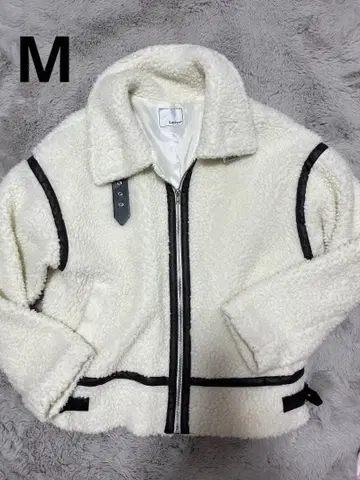 다운 화이트 보아 자켓 블랙 라인