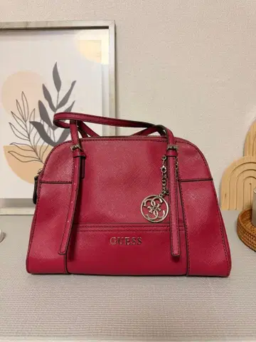 GUESS 빨간색 핸드백 참 포함