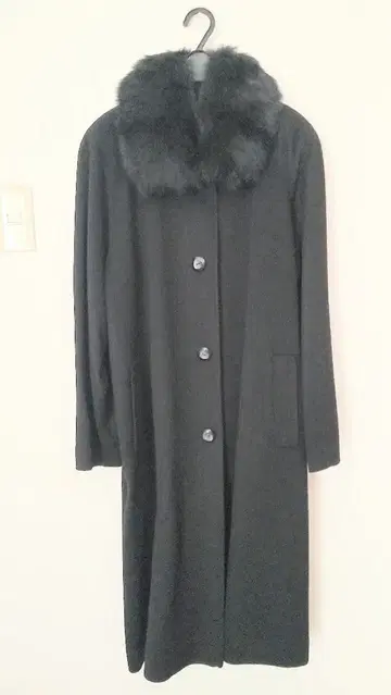 퍼 카라 부착 캐시미어 블랙 롱 코트 여성용