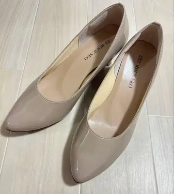 에나멜 펌프스 베이지