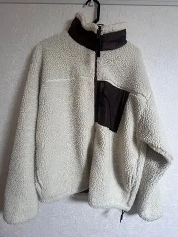 크림색 플리스 자켓 하이넥