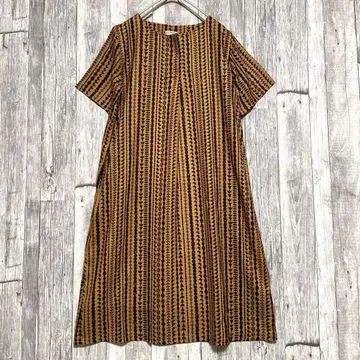 Plame cllome 기하학 패턴 반팔 무릎 기장 원피스 브라운 계열