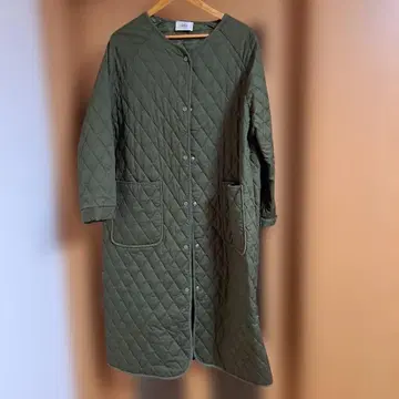 올리브 퀼팅 롱 코트