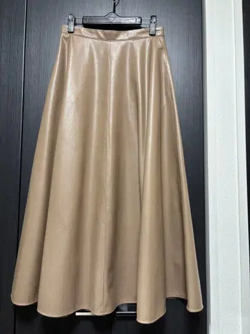 개럴개런트 가죽 스커트 맥시 길이 에코 가죽 베이지