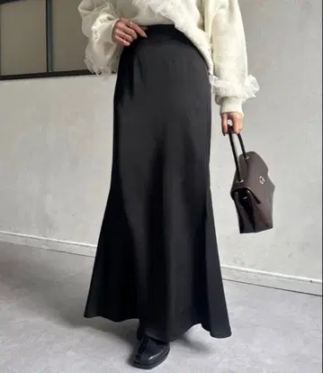 [ 새상품급 ] <Thevon> 새틴 머메이드 스커트