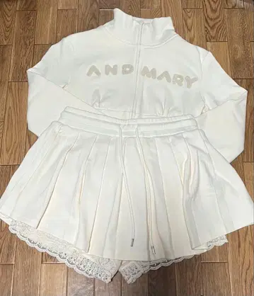 andmary Lace logo set up