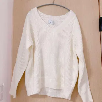 EGOIST 아이보리 V넥 니트 화이트 백 스웨터