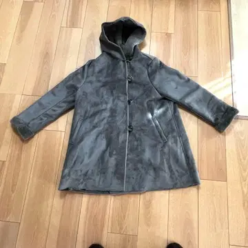 그레이 후드 부착 무스탕 코트