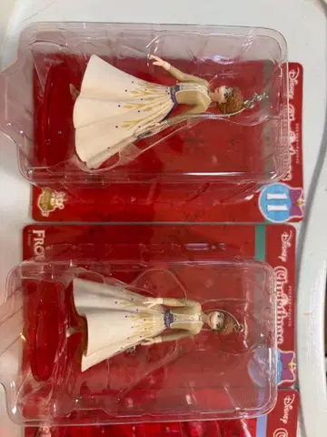 안나와 엘사 크리스마스 오너먼트와 피규어