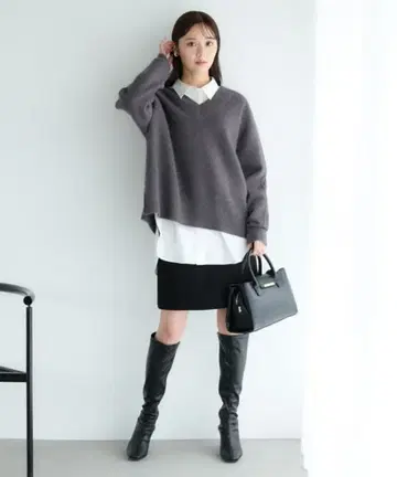 [세탁 가능] CN 라쿤 네이비 V넥 니트 Andemiu