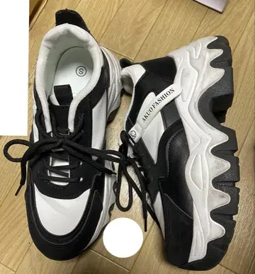 GORGE 코지 통굽 스니커즈 화이트 블랙