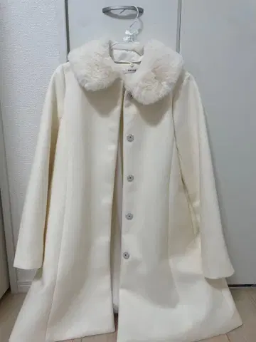 화이트 퍼 옷깃 롱 코트 INGNI