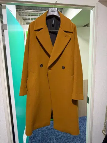 Hevo (이이보) [BRINDISI] 타이로켄풍 코트 [머스타드]