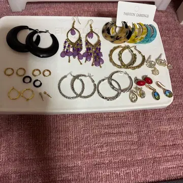 블랙 후프 귀걸이와 보라색 비즈 귀걸이 세트