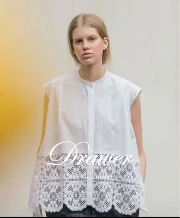 [ 미사용 새상품 ] 헴 레이스 스탠드 슬리브리스 블라우스