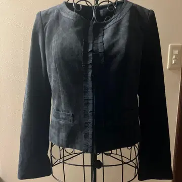 이네드 그로그랭 리본이 고급스럽고 귀여운 블랙 노카라 자켓