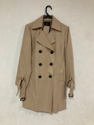 베이지 더블 브레스트 트렌치코트