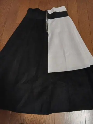 스웨이드 재질 두꺼운 원단 무릎 기장 스커트 화이트 블랙 프리 사이즈
