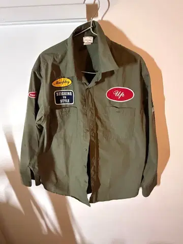 패치 포함 올리브 그린 긴팔 셔츠