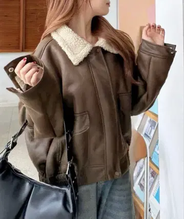 Ada. 보아 옷깃 숏 기장 인조 가죽 블루종