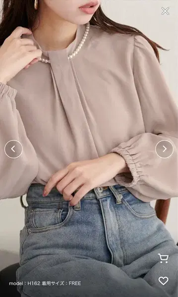 natural couture 펄 장식 목걸이 포함 프론트 턱 블라우스