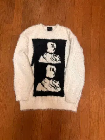 아트 프린트 크루넥 스웨터 화이트