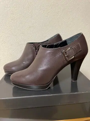 BODY DRESSING Deluxe 브라운 버클 부티