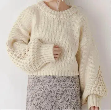 [ 미사용 새상품 ] Chico 백 벨트 숏 기장 볼륨 소매 니트