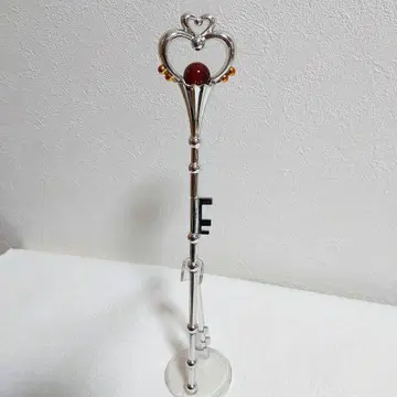 하트 모양의 실버 열쇠