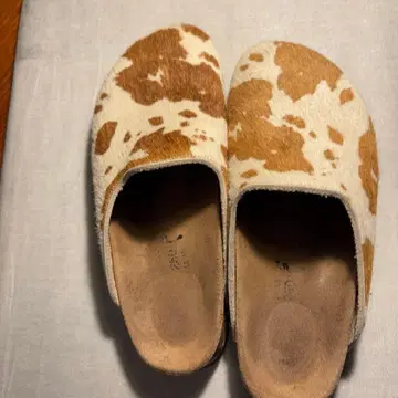 BIRKENSTOCK 소 패턴 퍼 사보 샌들