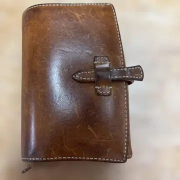 가죽 소재 브라운 접이식 지갑