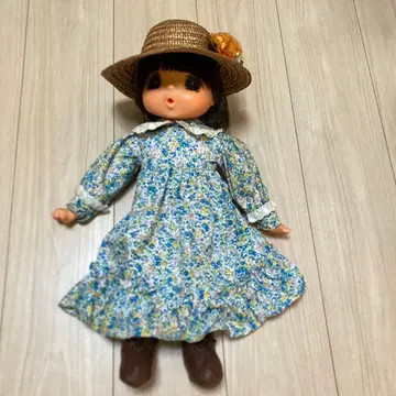 꽃무늬 드레스의 스트로우 햇 인형