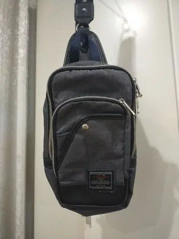 컴팩트 그레이 나일론 숄더백