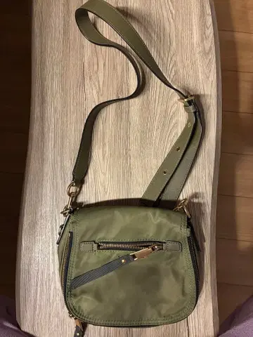 올리브 숄더백 지퍼 포켓 부착 MARC JACOBS