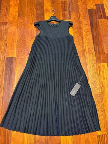 FOXEY 블랙 플리츠 슬리브리스 원피스