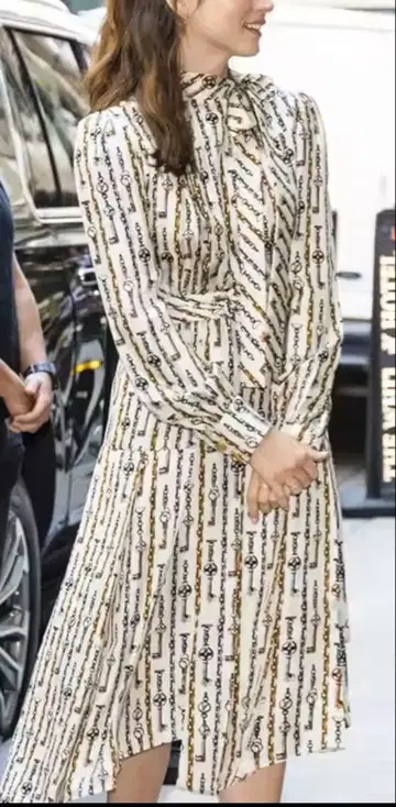 열쇠와 체인 프린트의 긴팔 원피스