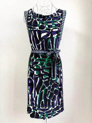 BCBG MAXAZRIA 슬리브리스 무릎 기장 원피스