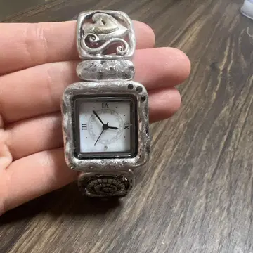 [ 내일 배송 가능 ] 빈티지 디자인 핸드워치 손목시계 NUGU