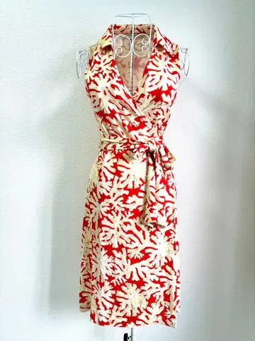 DVF 다이앤 랩 원피스 슬리브리스 무릎 기장 V넥 카라 부착