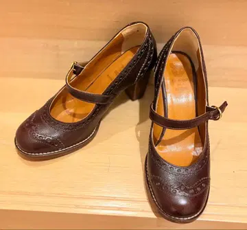 다크 브라운 스트랩 가죽 펌프스