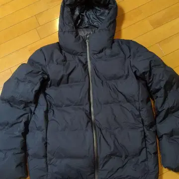 유니클로 심리스 다운 후드티 네이비