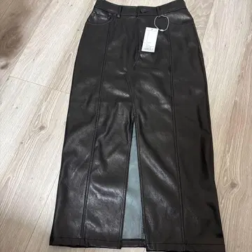 [ 새상품 미사용 ] 25년 AW 신상 MOUSSY 가죽 스커트