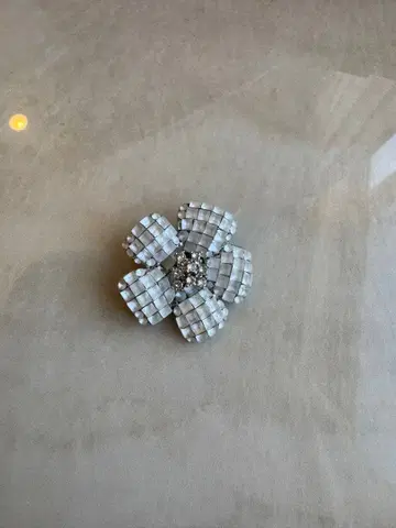 새상품급 폭시 크리스탈 꽃 브로치